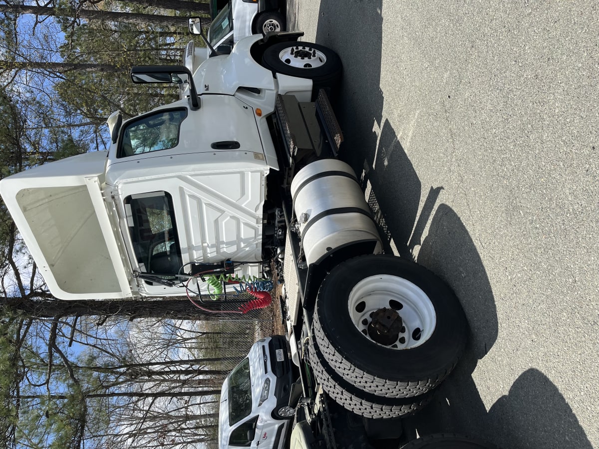 2019 Navistar International LT625 DAYCAB T/A 812212