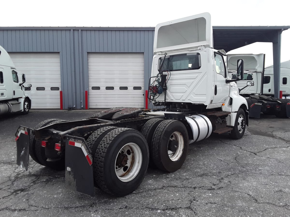 2019 Navistar International LT625 DAYCAB T/A 812215