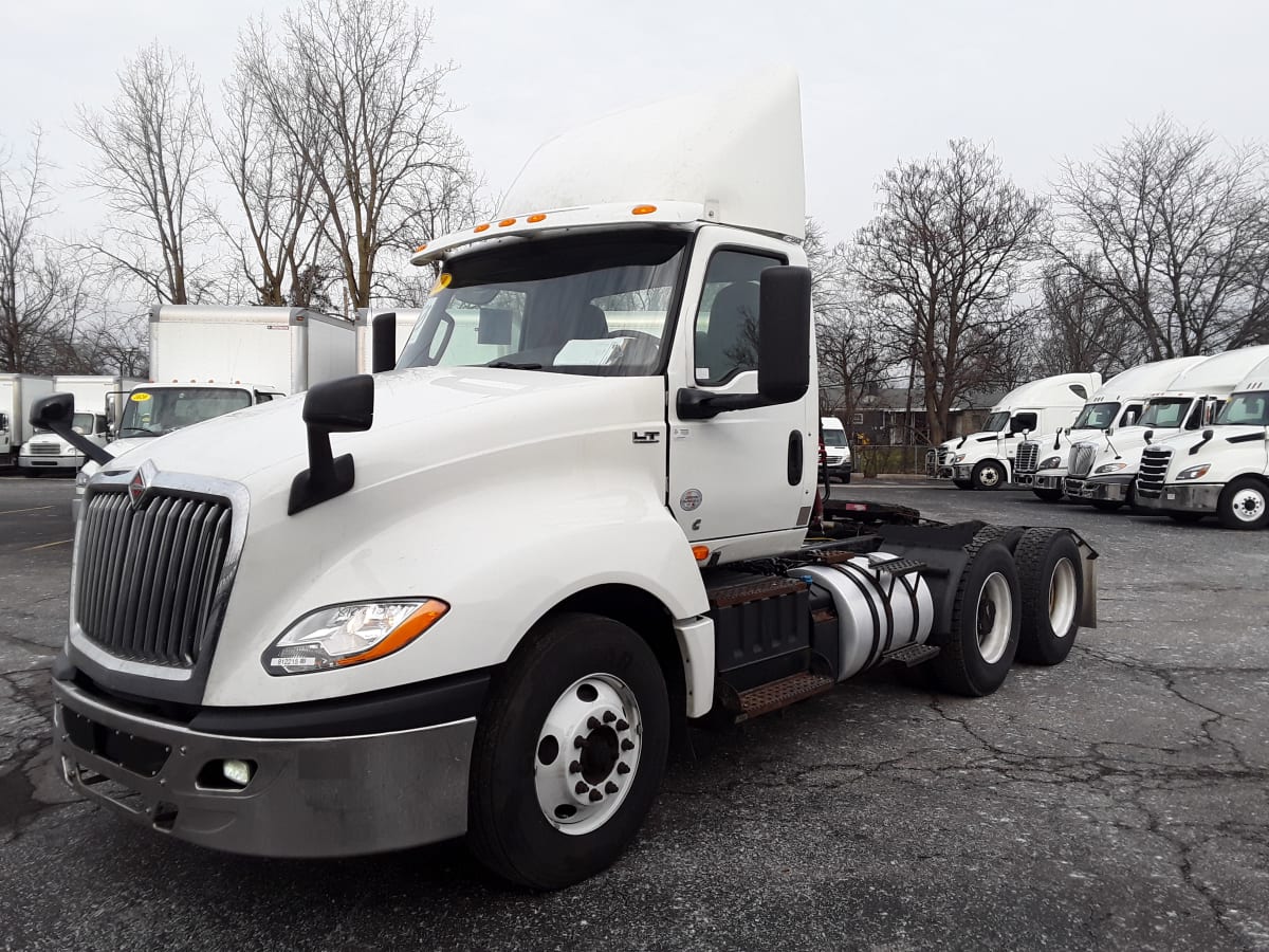 2019 Navistar International LT625 DAYCAB T/A 812215