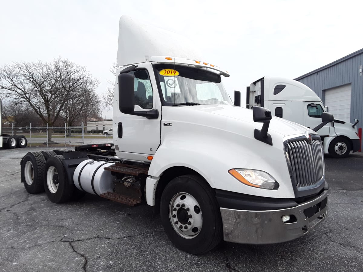 2019 Navistar International LT625 DAYCAB T/A 812215