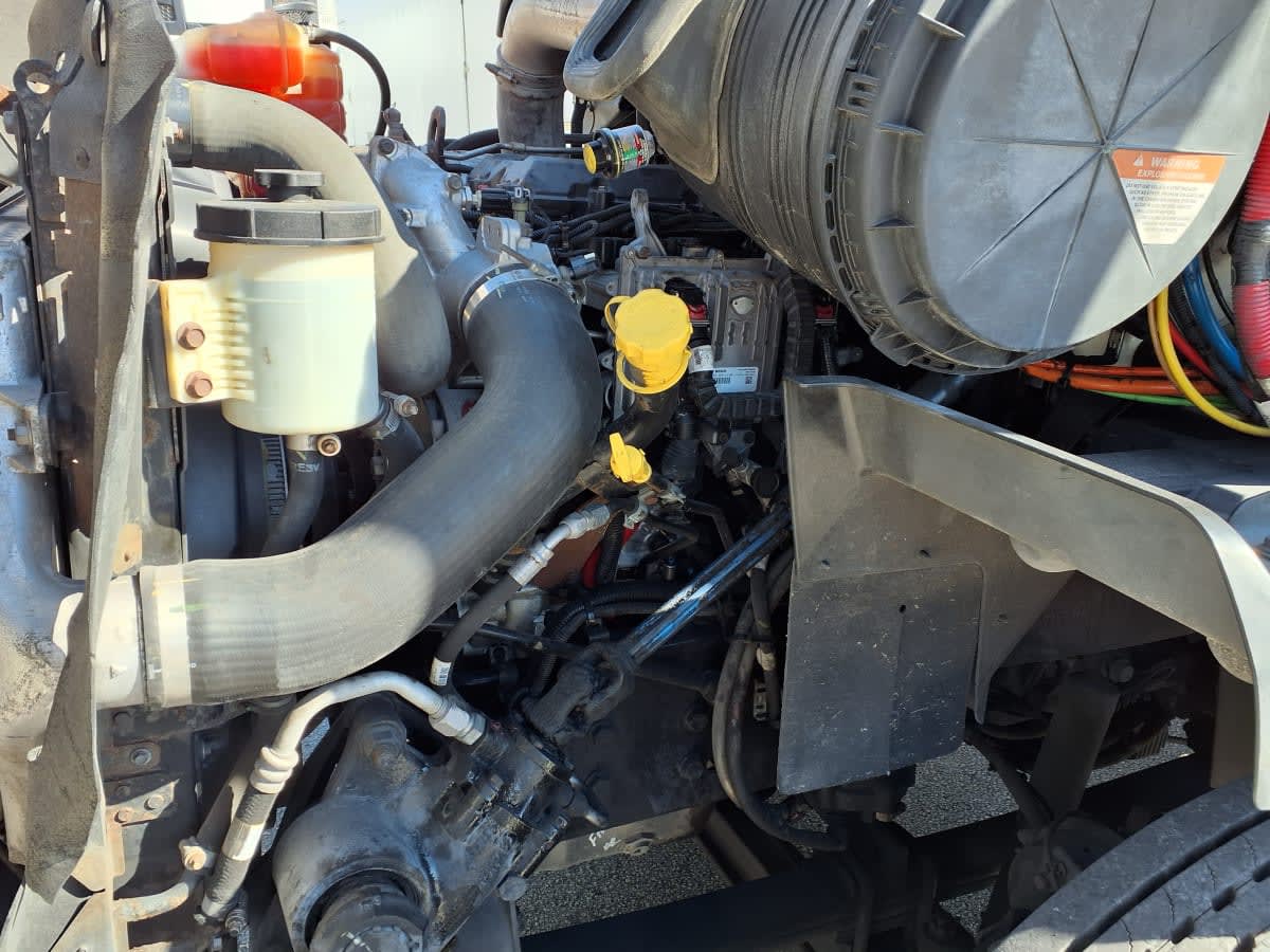 2018 International - image 8