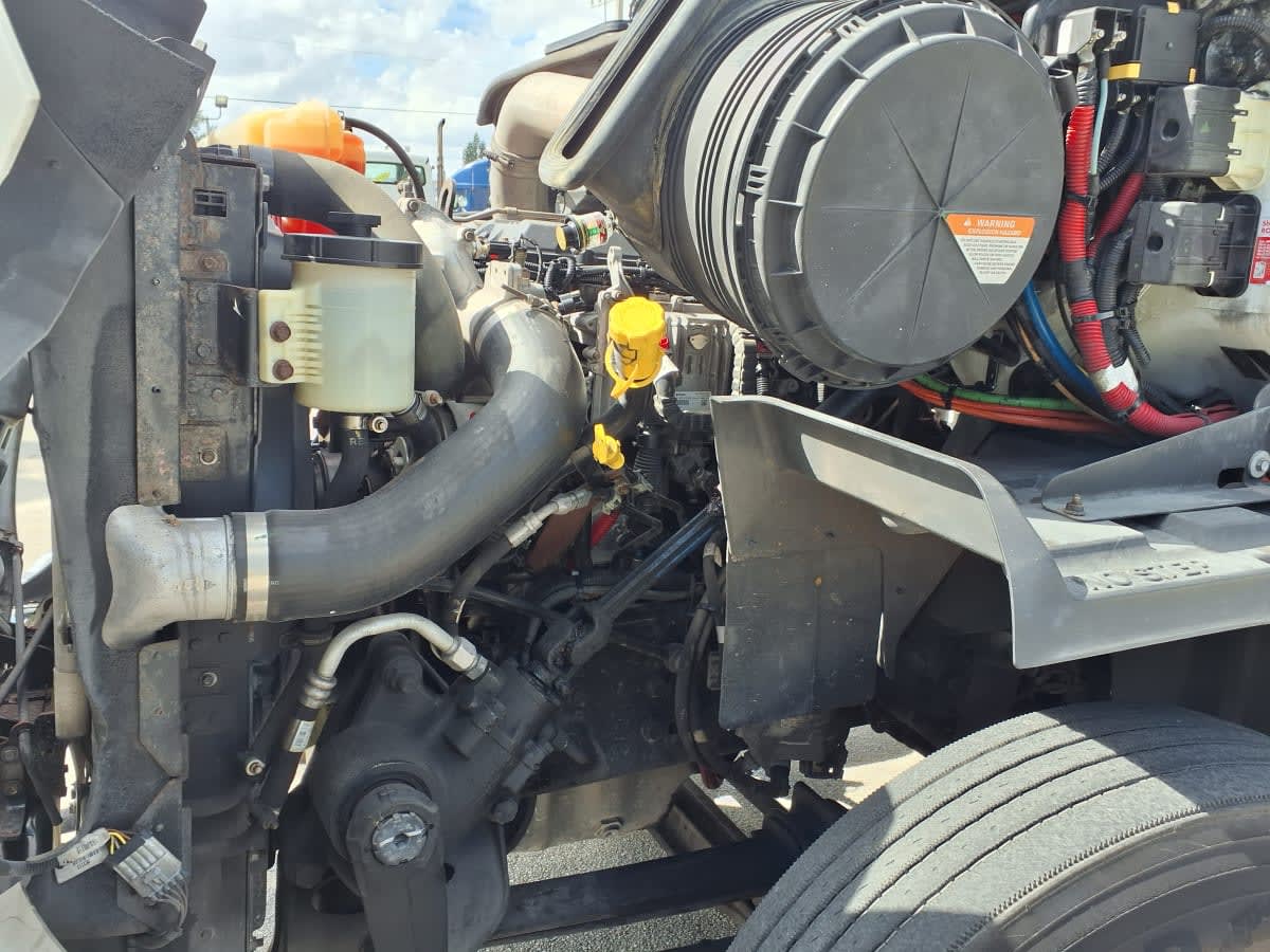 2018 International - image 8