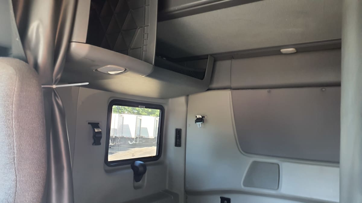 2019 International LT in Bolingbrook, IL — photo 8