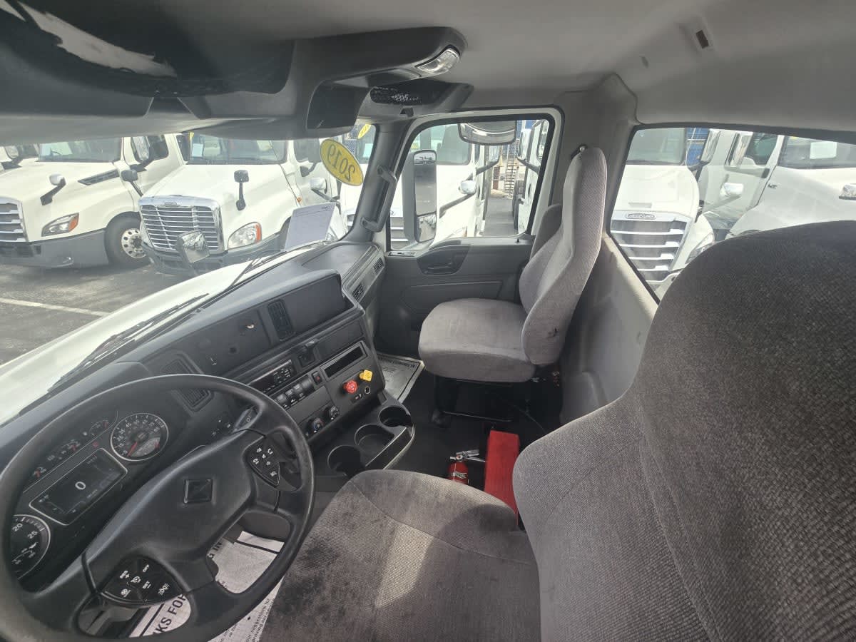 2019 International - image 7