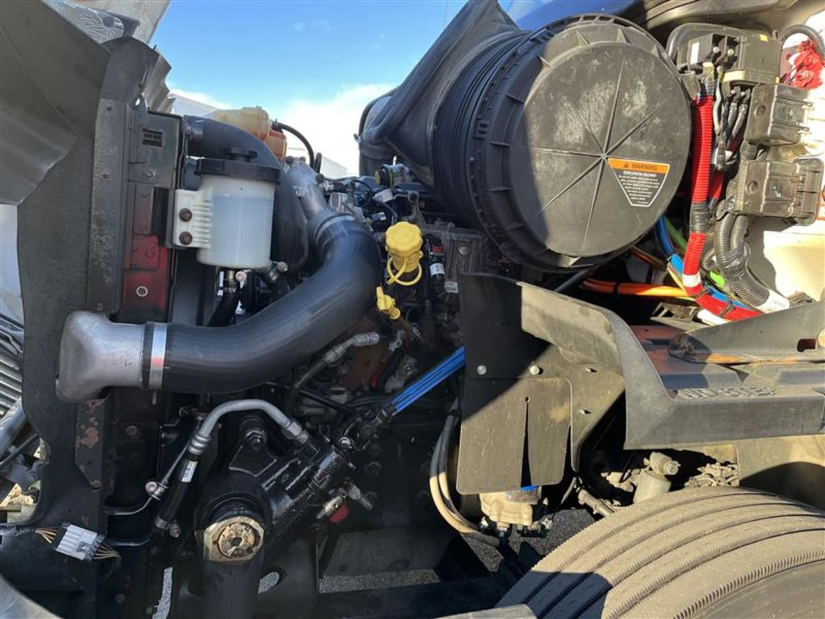 2019 International - image 8