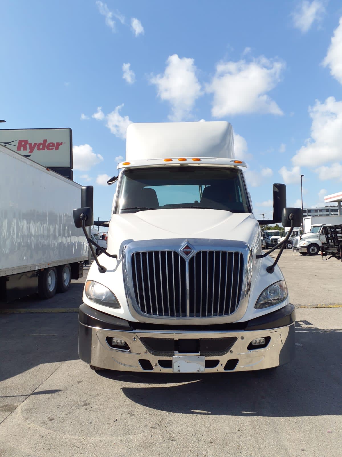 2019 International - image 2