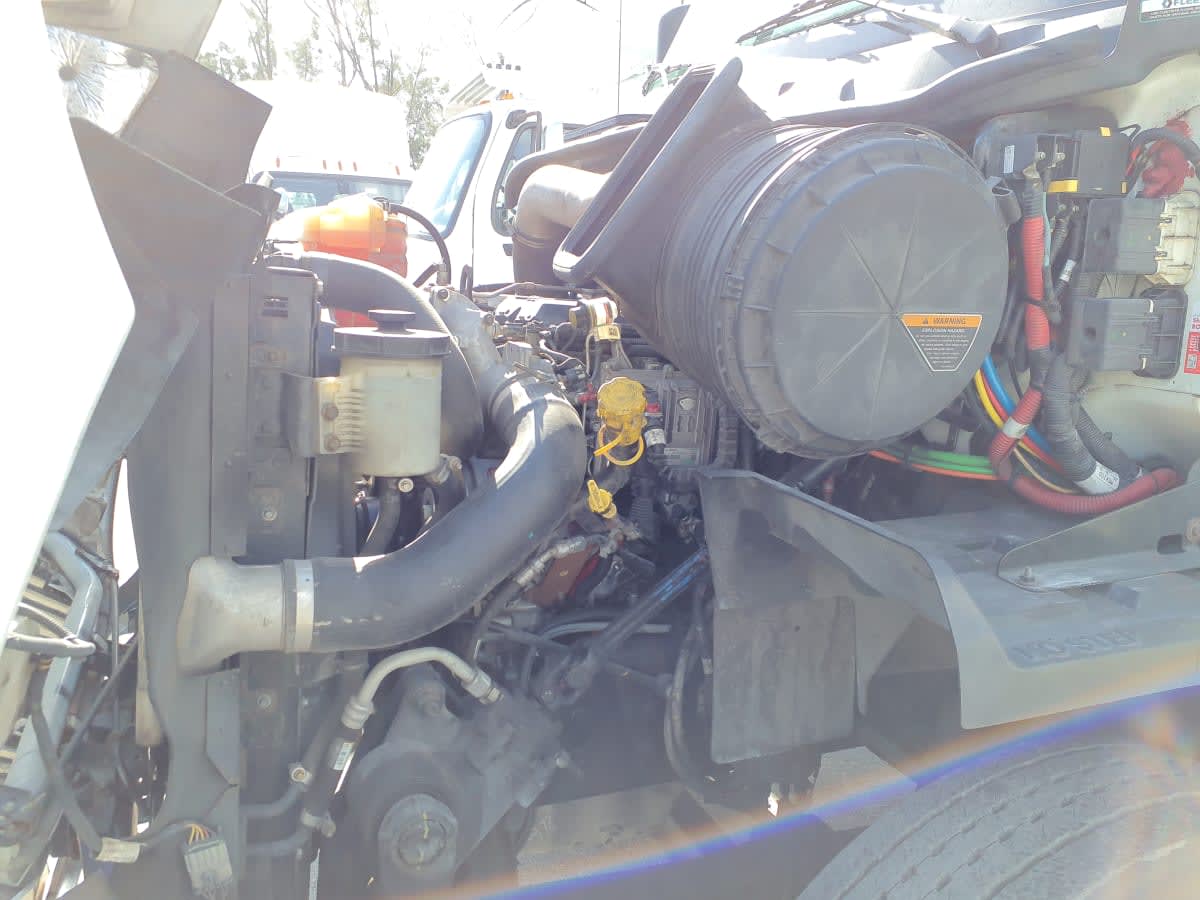 2019 International - image 8