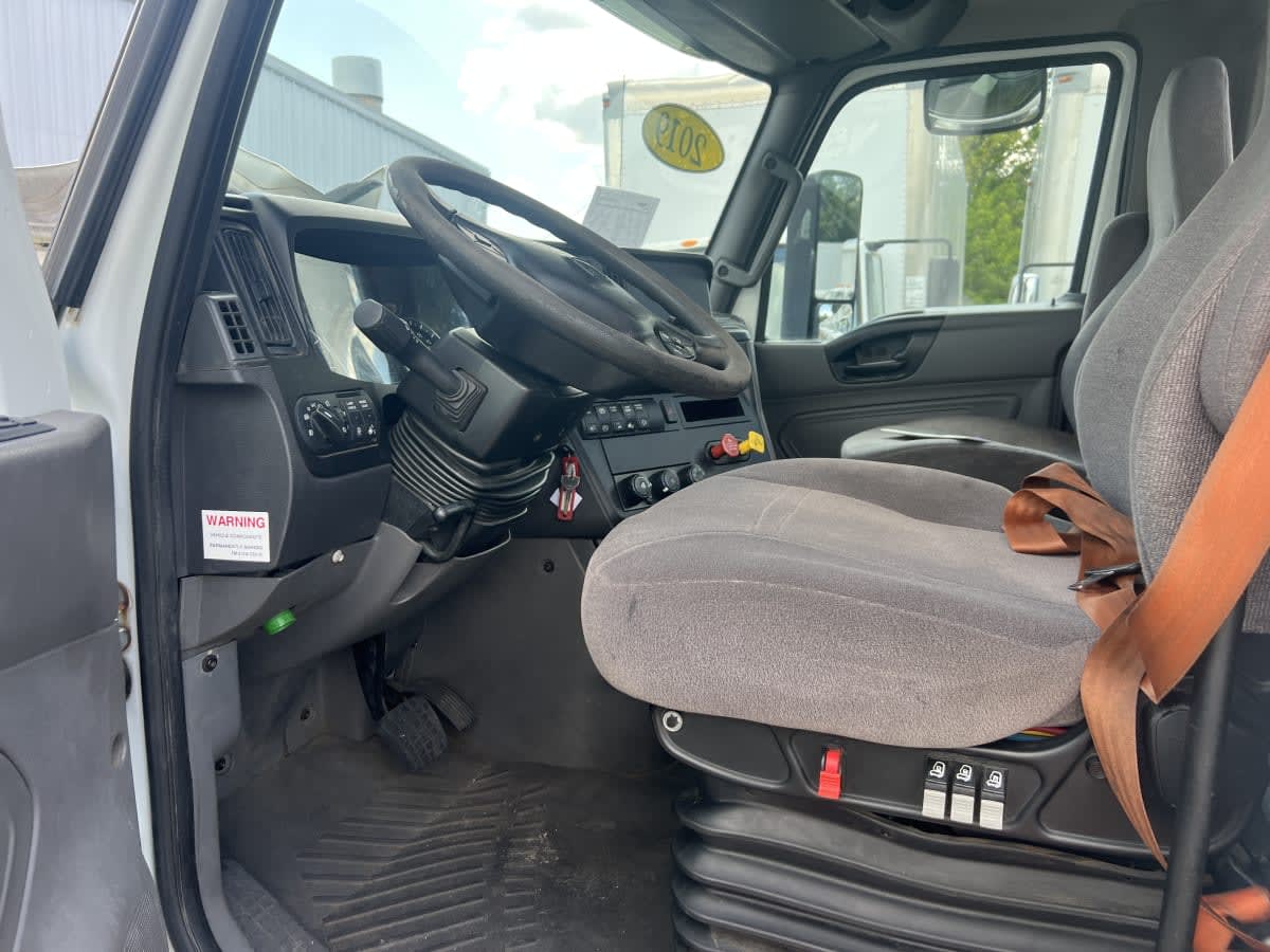 2019 International - image 7