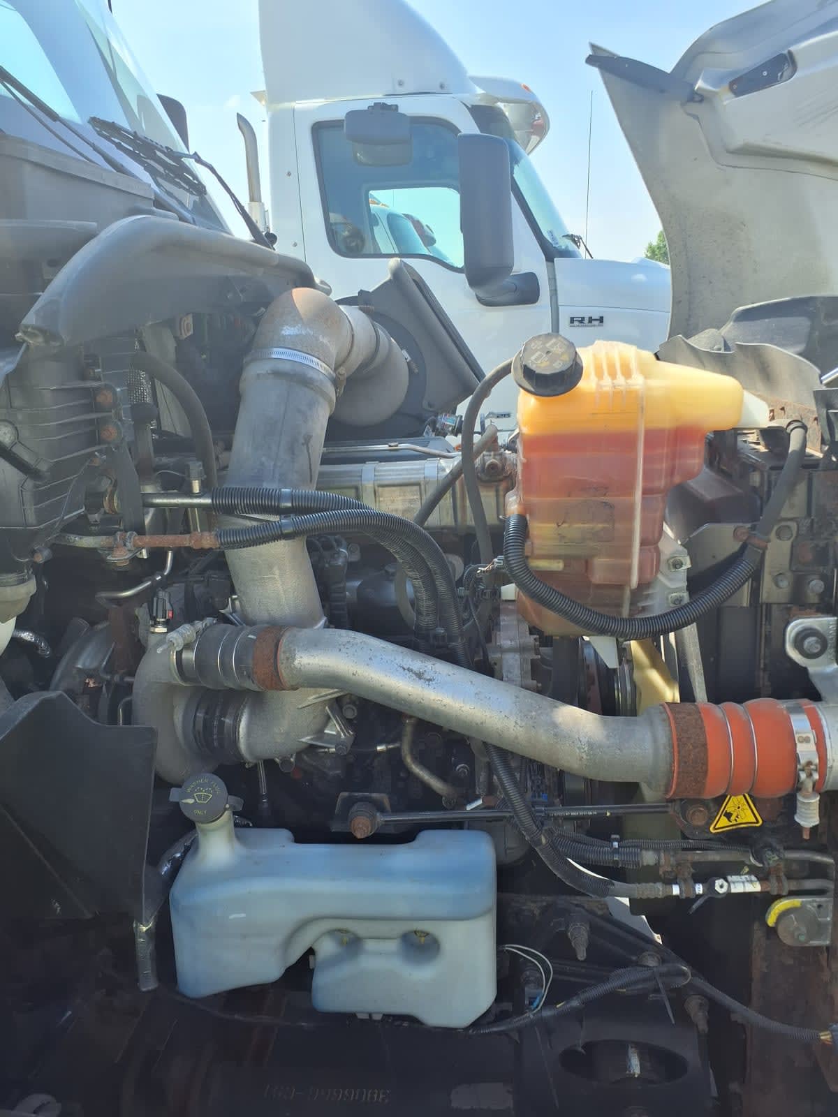 2019 International - image 8