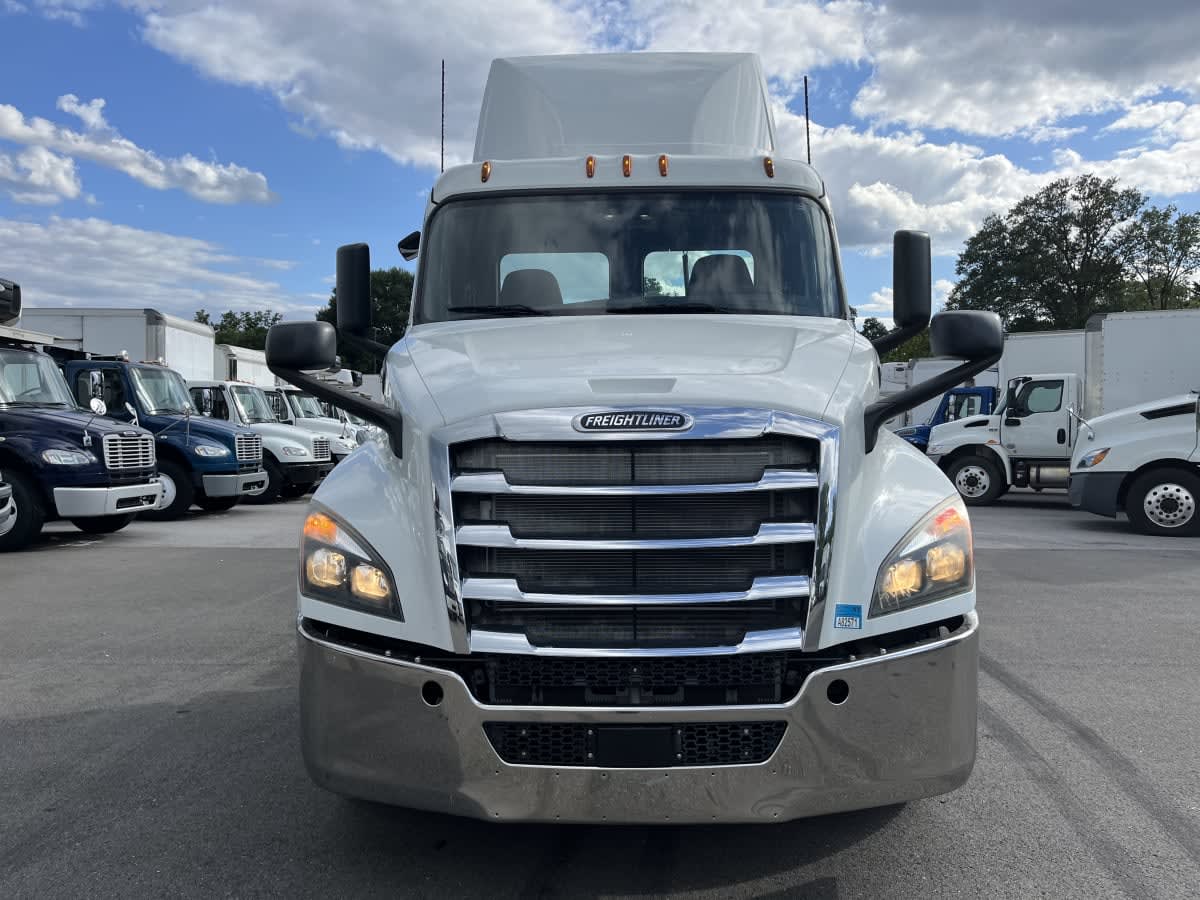 2019 Freightliner Cascadia in Beltsville, MD — photo 2