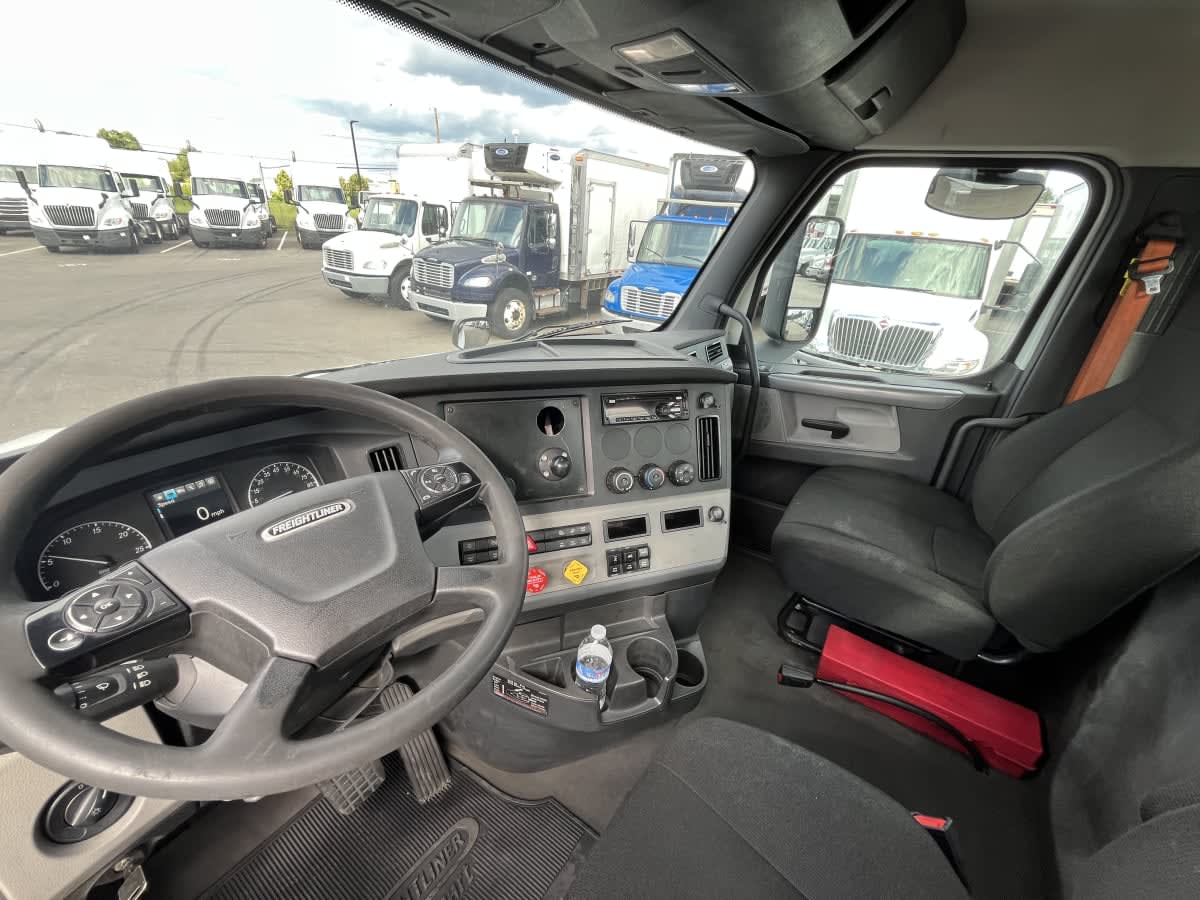 2019 Freightliner Cascadia in Beltsville, MD — photo 7