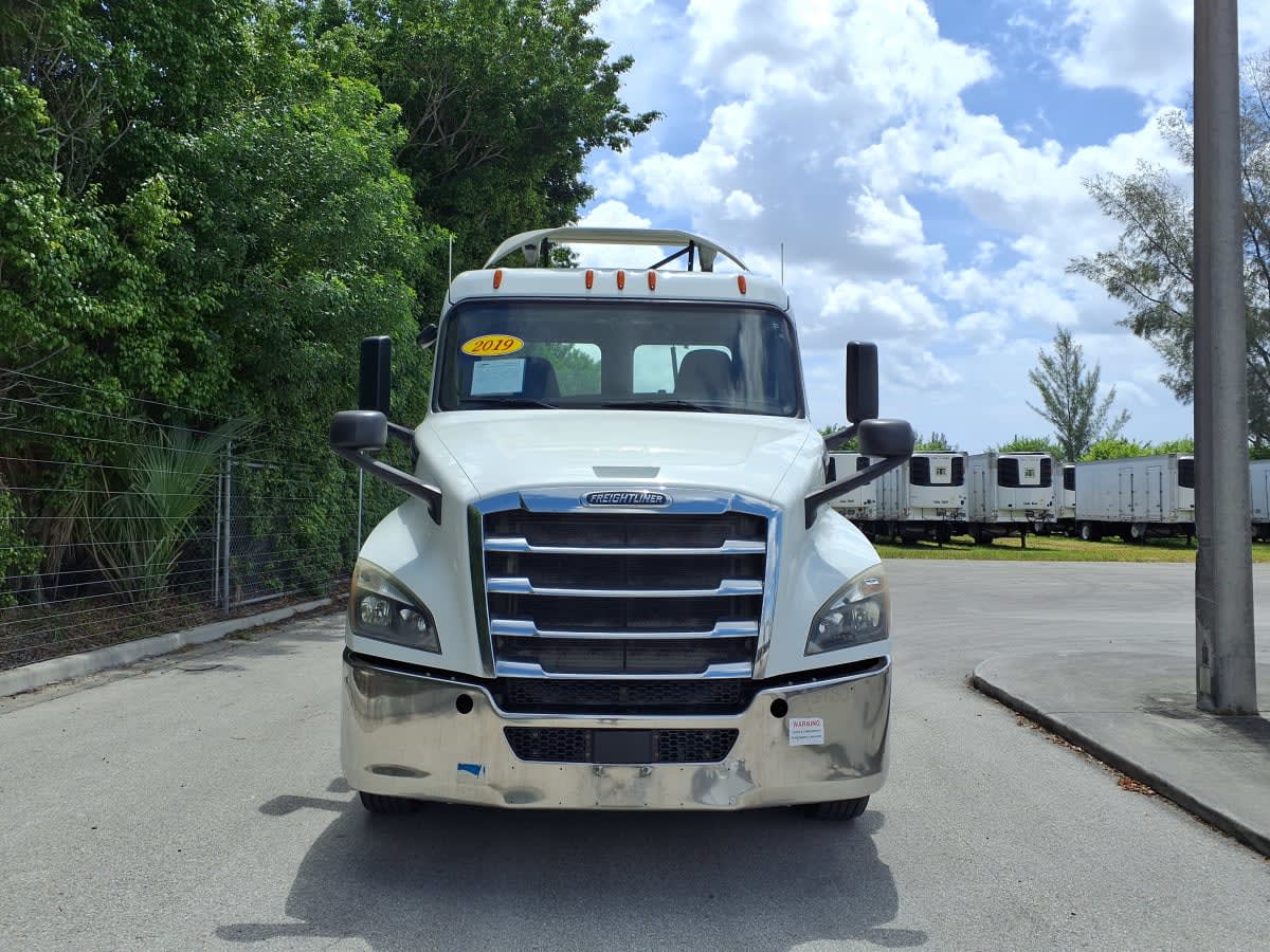 2019 Freightliner Cascadia in Davie, FL — photo 2