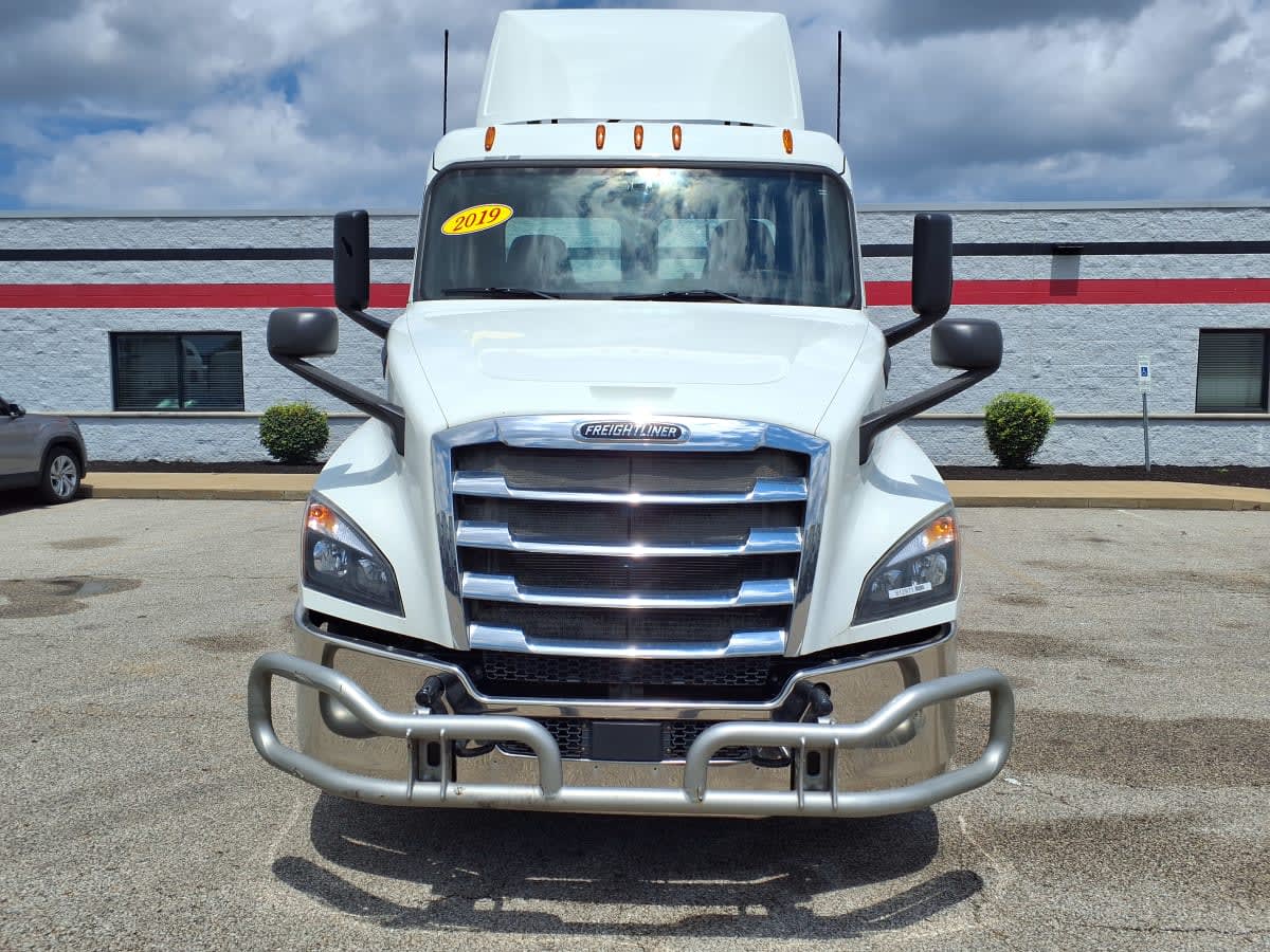 2019 Freightliner Cascadia in Cleveland, OH — photo 2