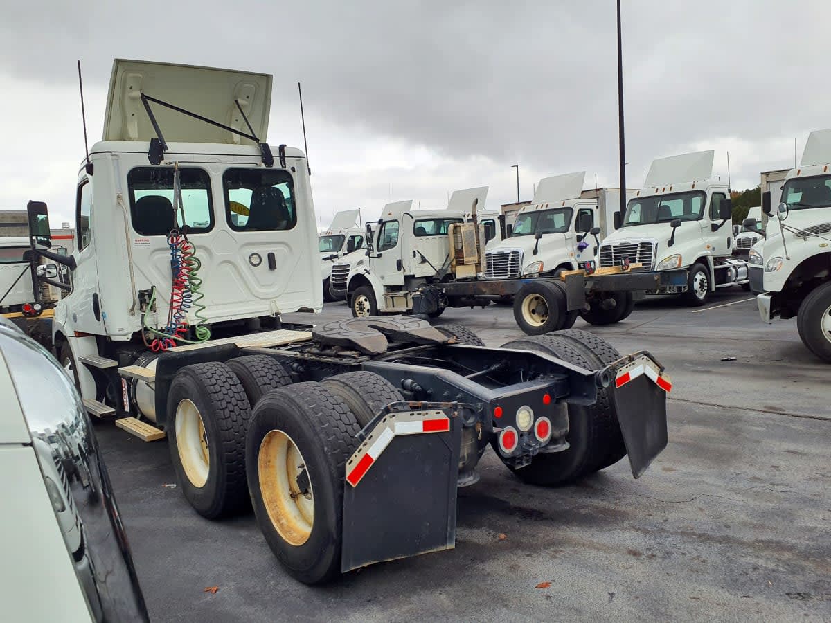 2019 Freightliner Cascadia - image 11