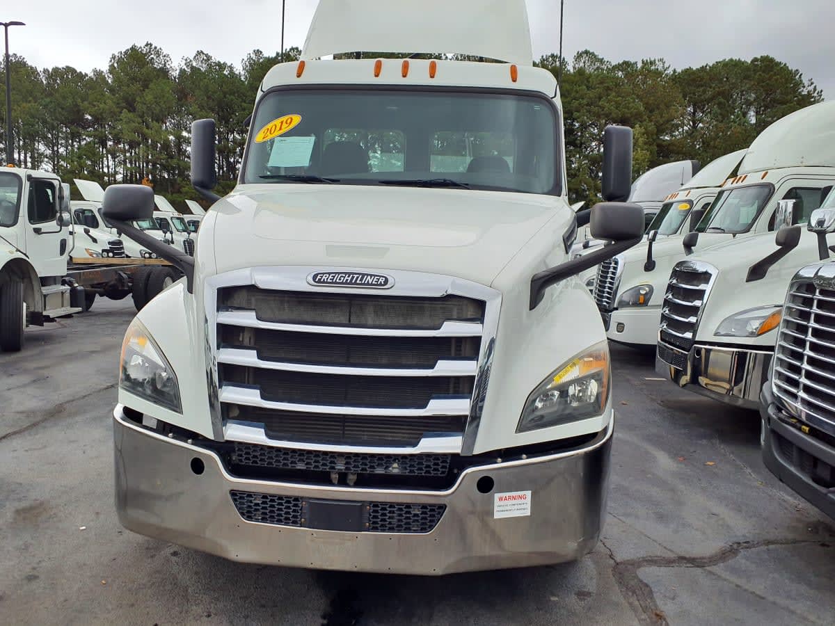 2019 Freightliner Cascadia - image 3