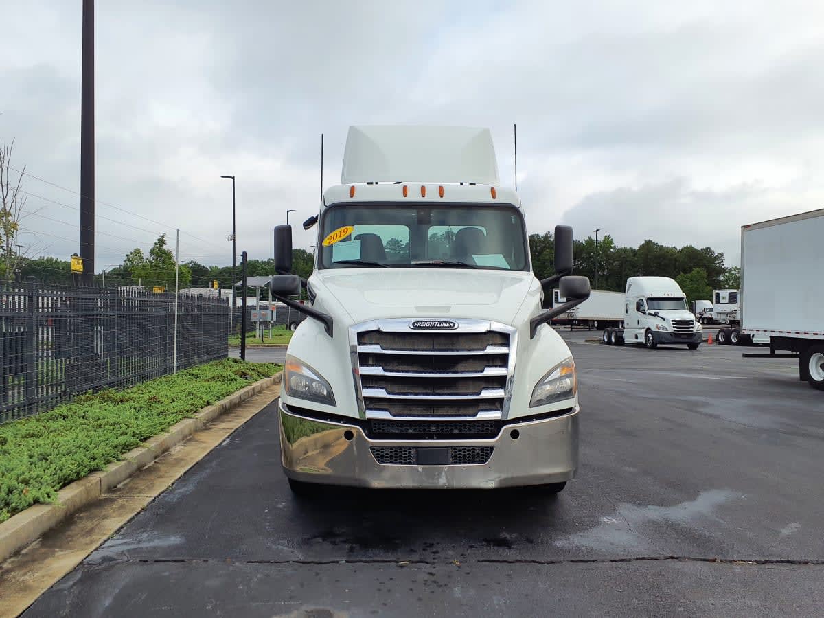 2019 Freightliner Cascadia in Atlanta, GA — photo 2