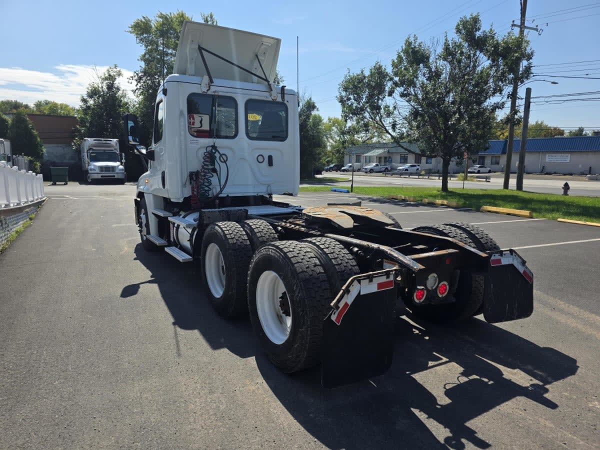 2019 Freightliner Cascadia in Bensalem, PA — photo 6