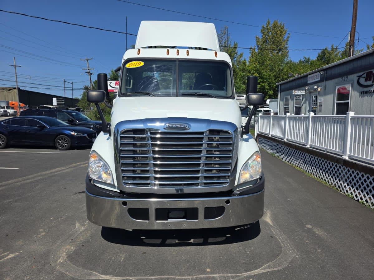 2019 Freightliner Cascadia in Bensalem, PA — photo 2