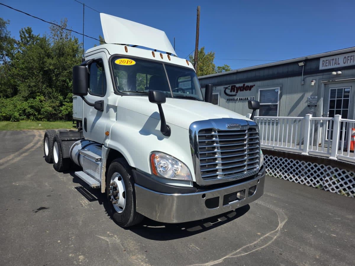 2019 Freightliner Cascadia in Bensalem, PA — photo 3