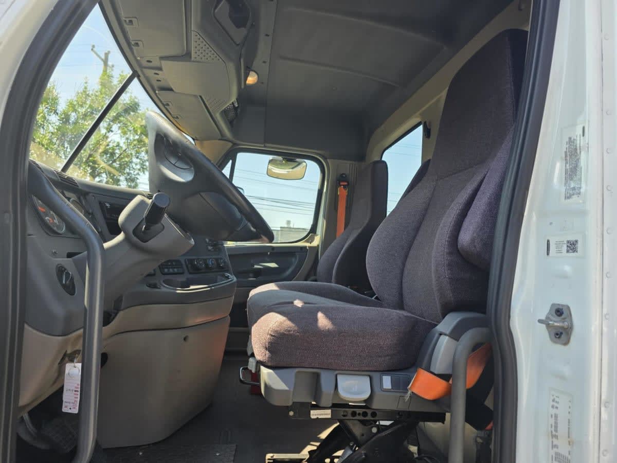 2019 Freightliner Cascadia in Bensalem, PA — photo 7