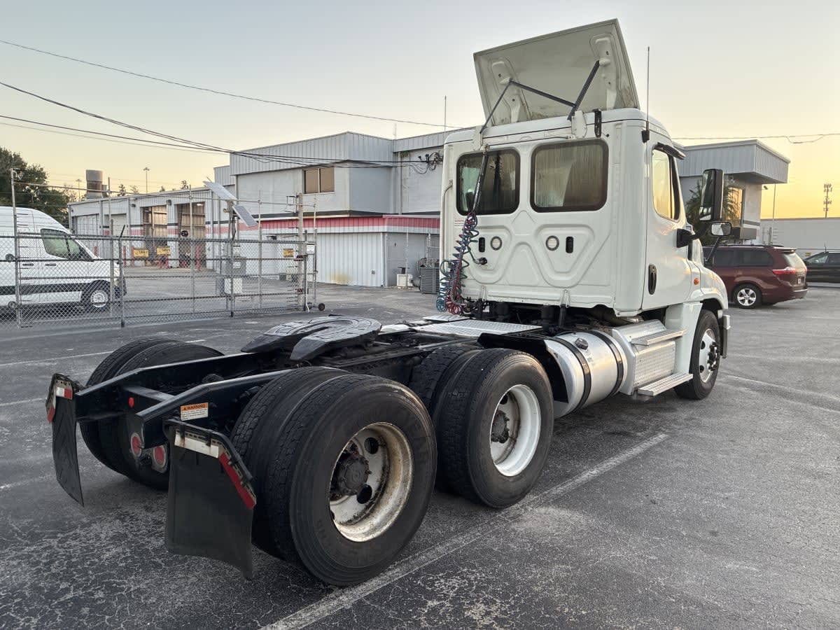 2019 Freightliner Cascadia in Tampa, FL — photo 4