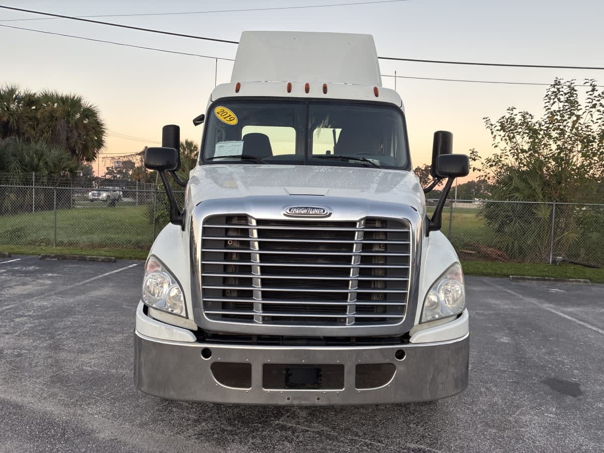 2019 Freightliner Cascadia in Tampa, FL — photo 2