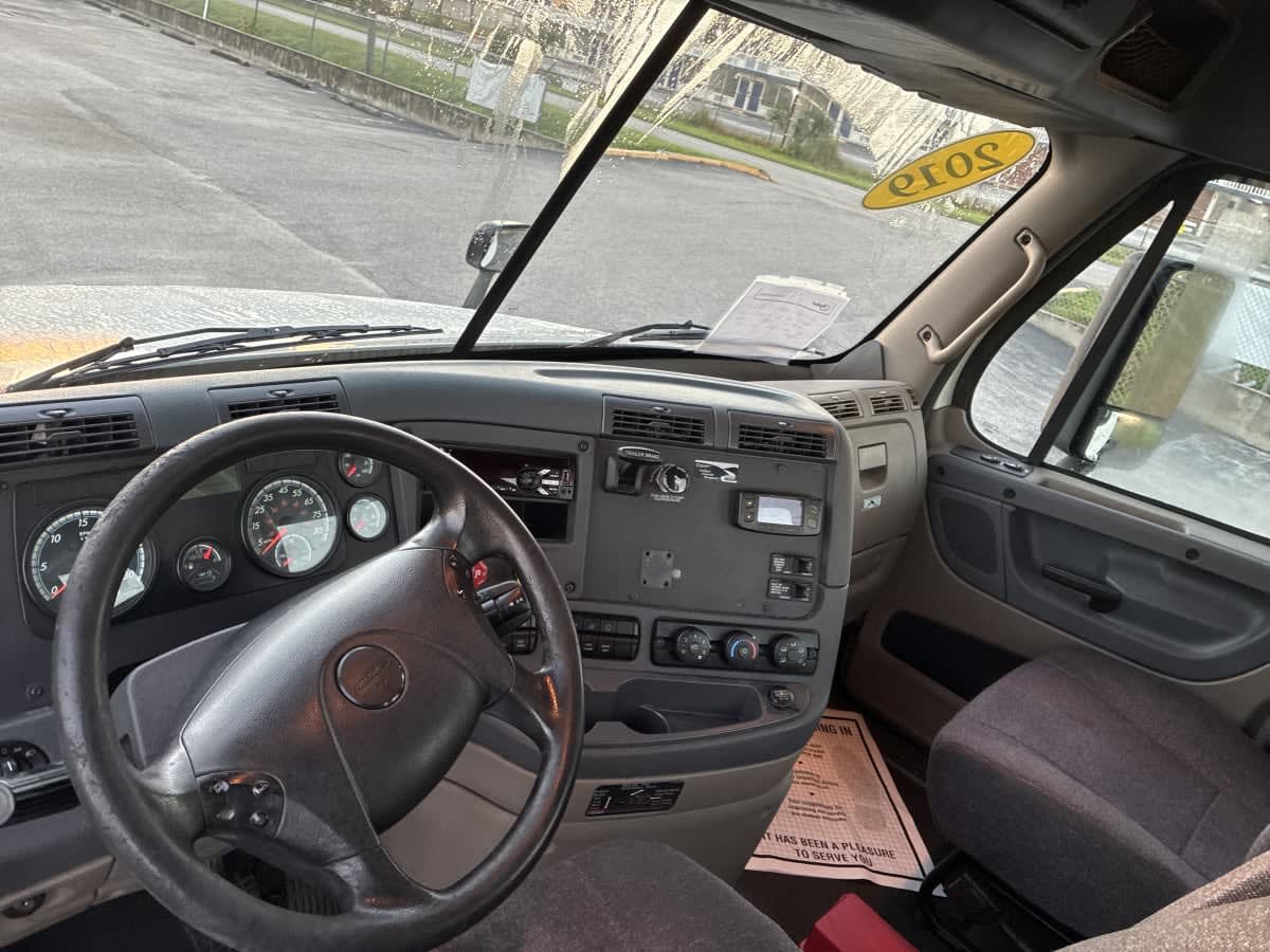 2019 Freightliner Cascadia in Tampa, FL — photo 7
