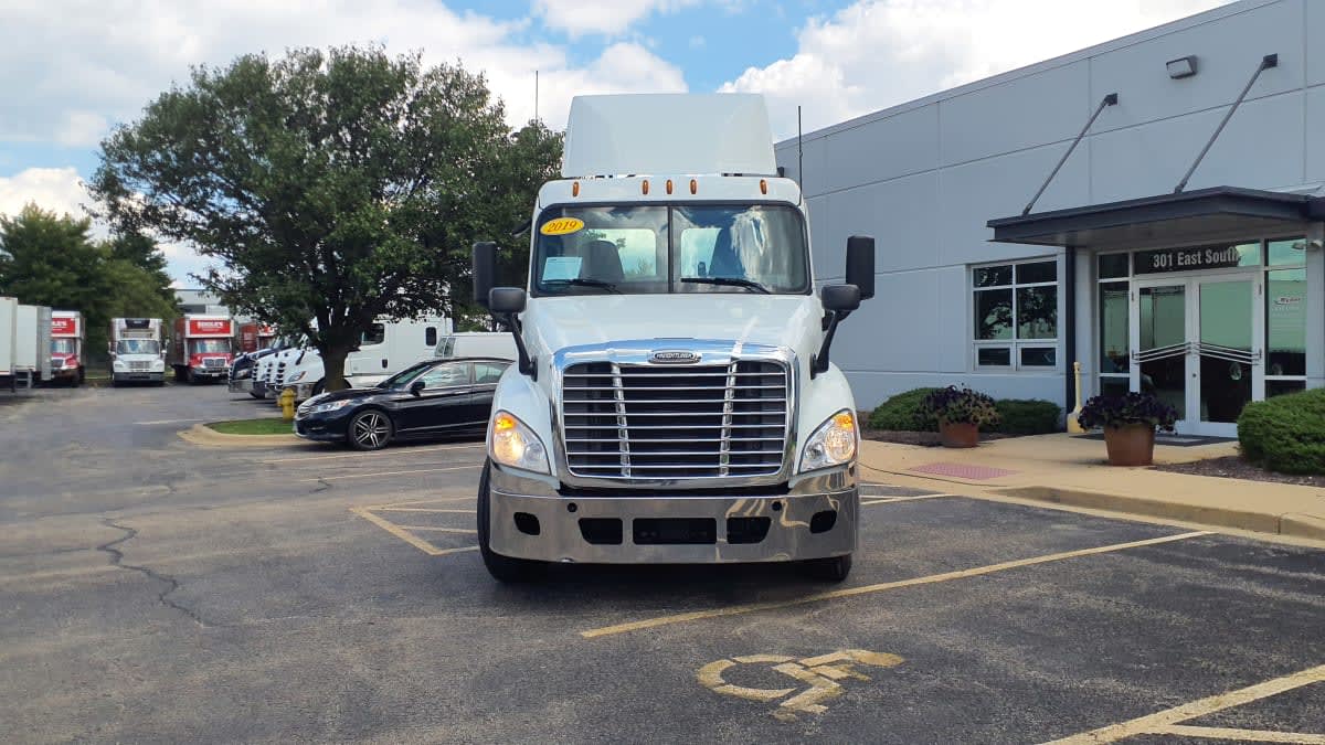 2019 Freightliner Cascadia in Bolingbrook, IL — photo 2