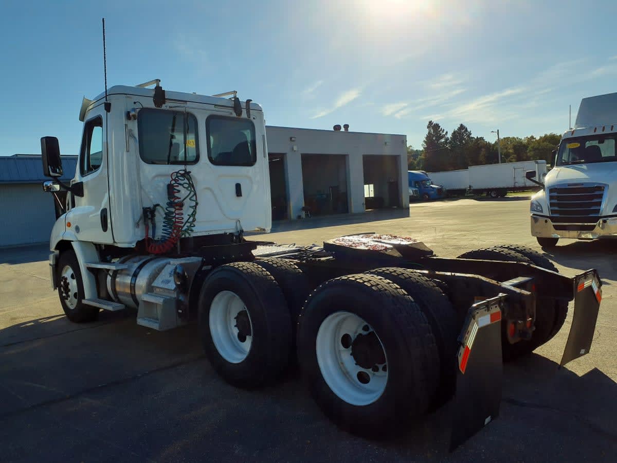 2019 Freightliner Cascadia in Oak Creek, WI — photo 6