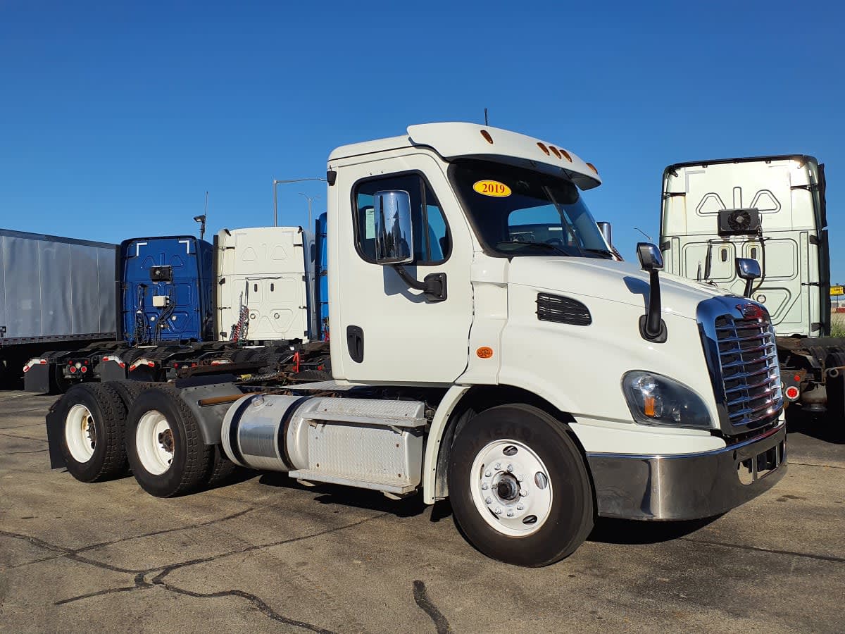 2019 Freightliner Cascadia in Oak Creek, WI — photo 3