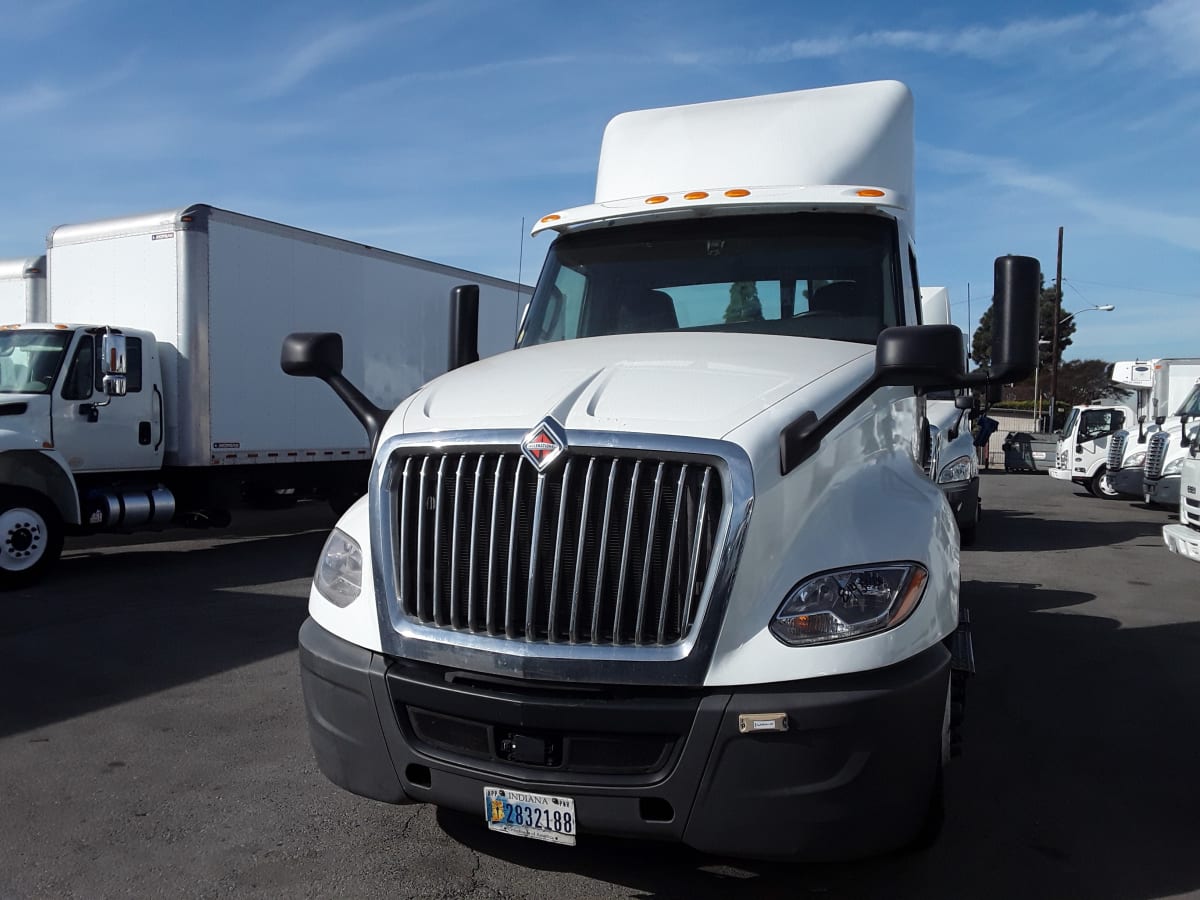 2019 Navistar International LT625 DAYCAB T/A 814302