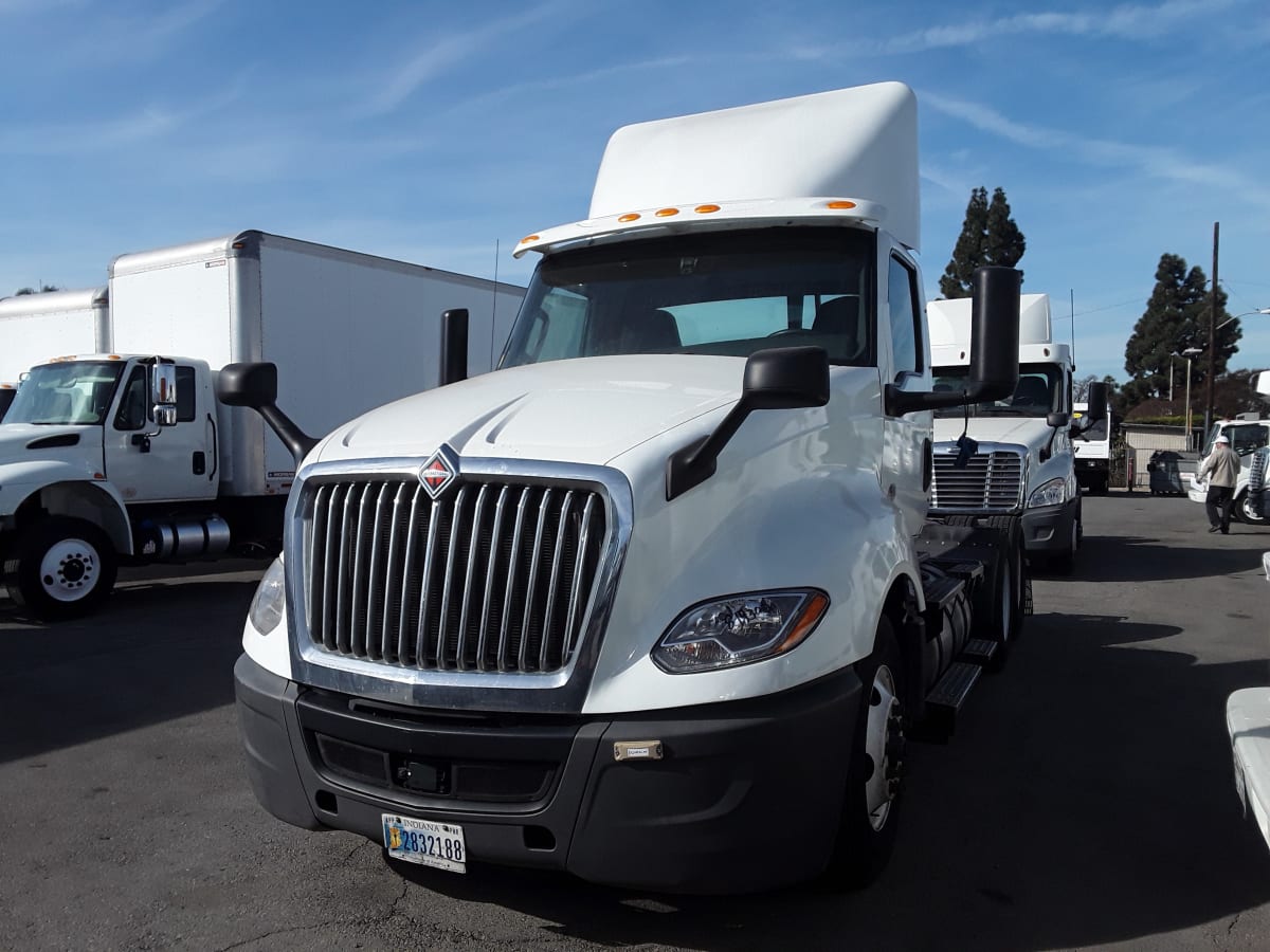 2019 Navistar International LT625 DAYCAB T/A 814302