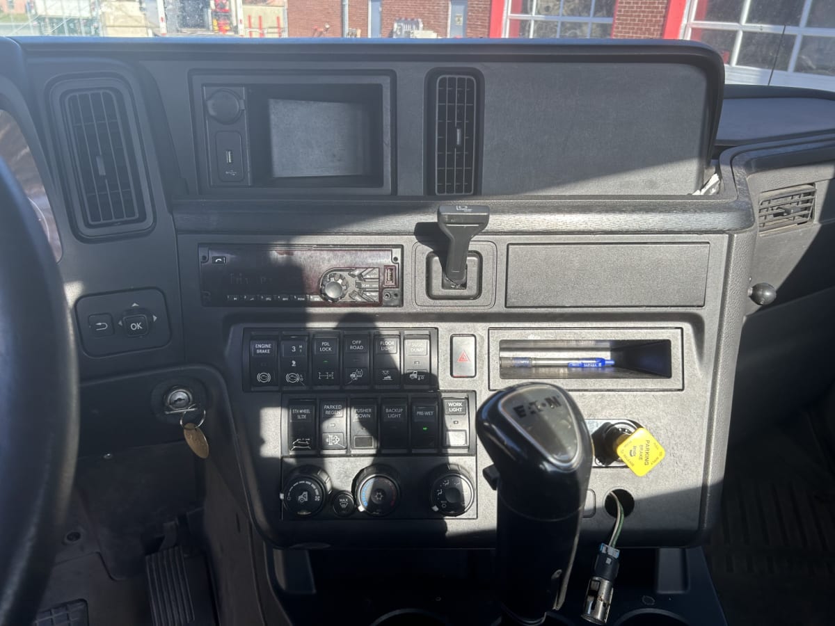 2019 Navistar International LT625 DAYCAB T/A 814382