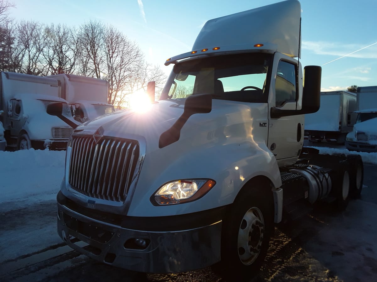 2018 Navistar International LT625 DAYCAB T/A 814889