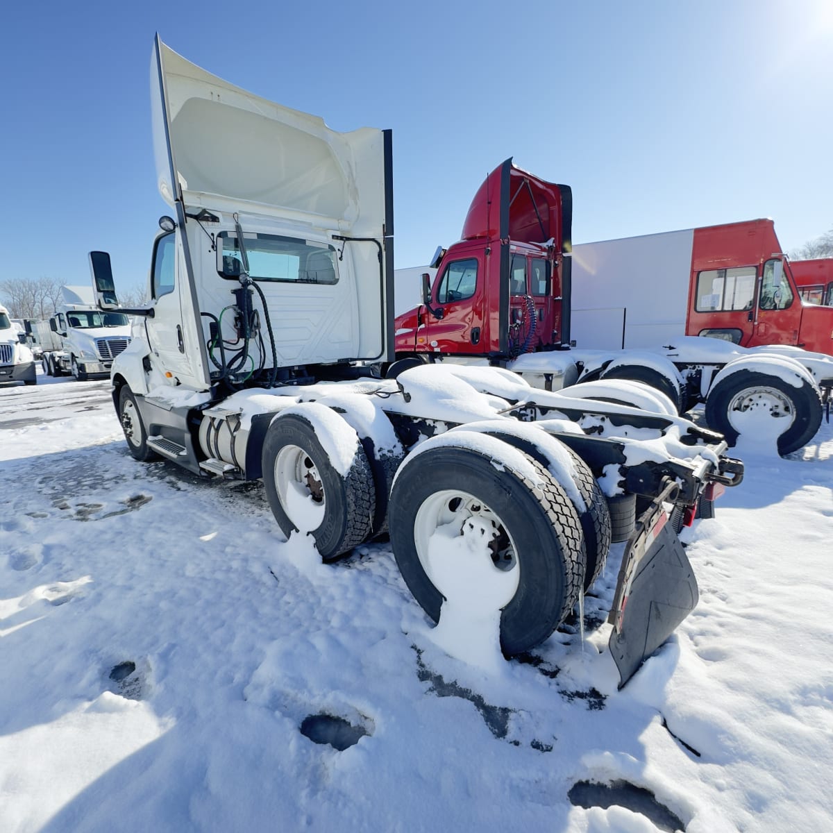 2019 Navistar International LT625 DAYCAB T/A 815014