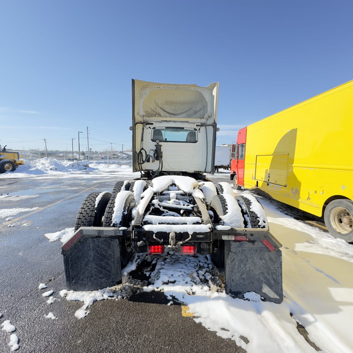 2019 Navistar International LT625 DAYCAB T/A 815015