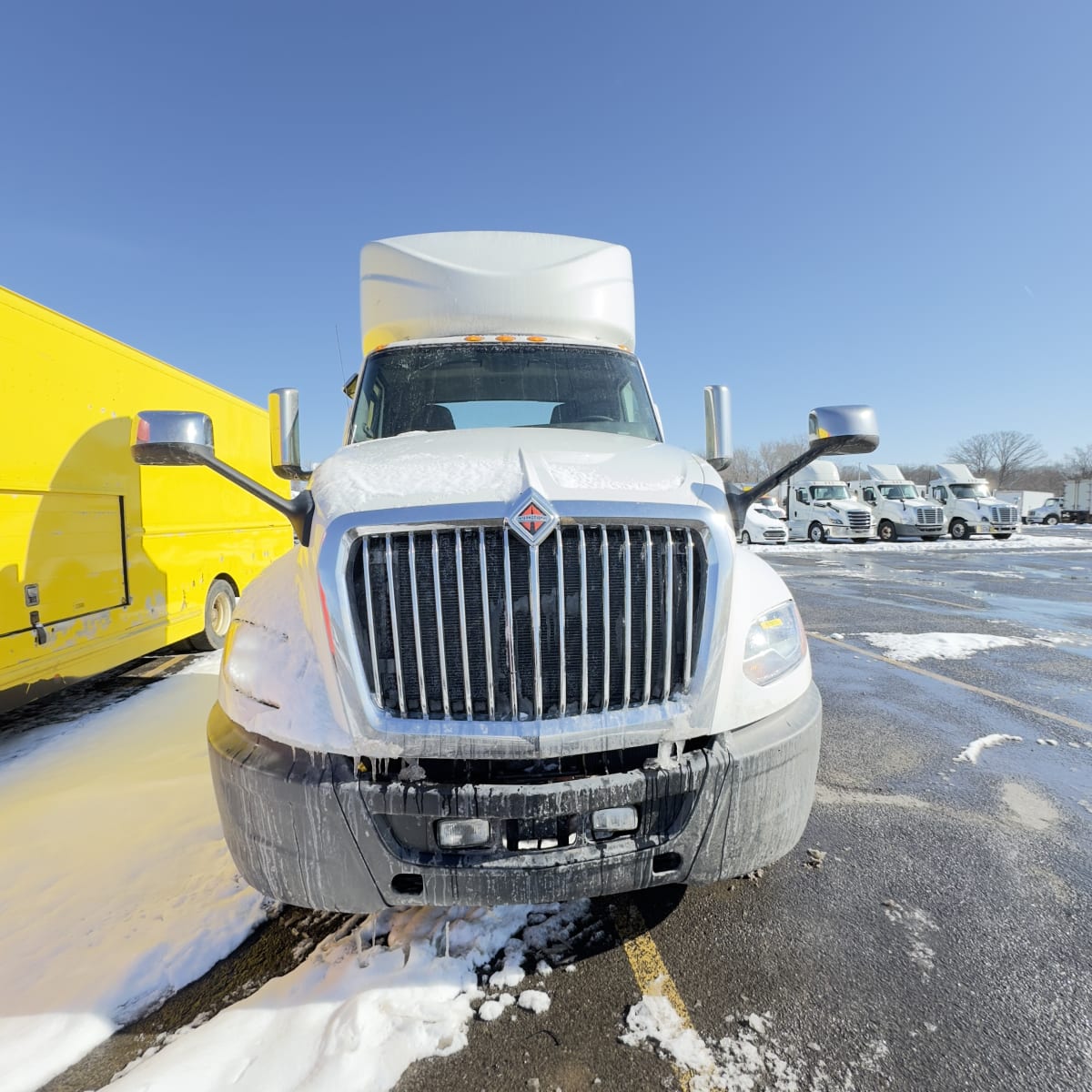 2019 Navistar International LT625 DAYCAB T/A 815015