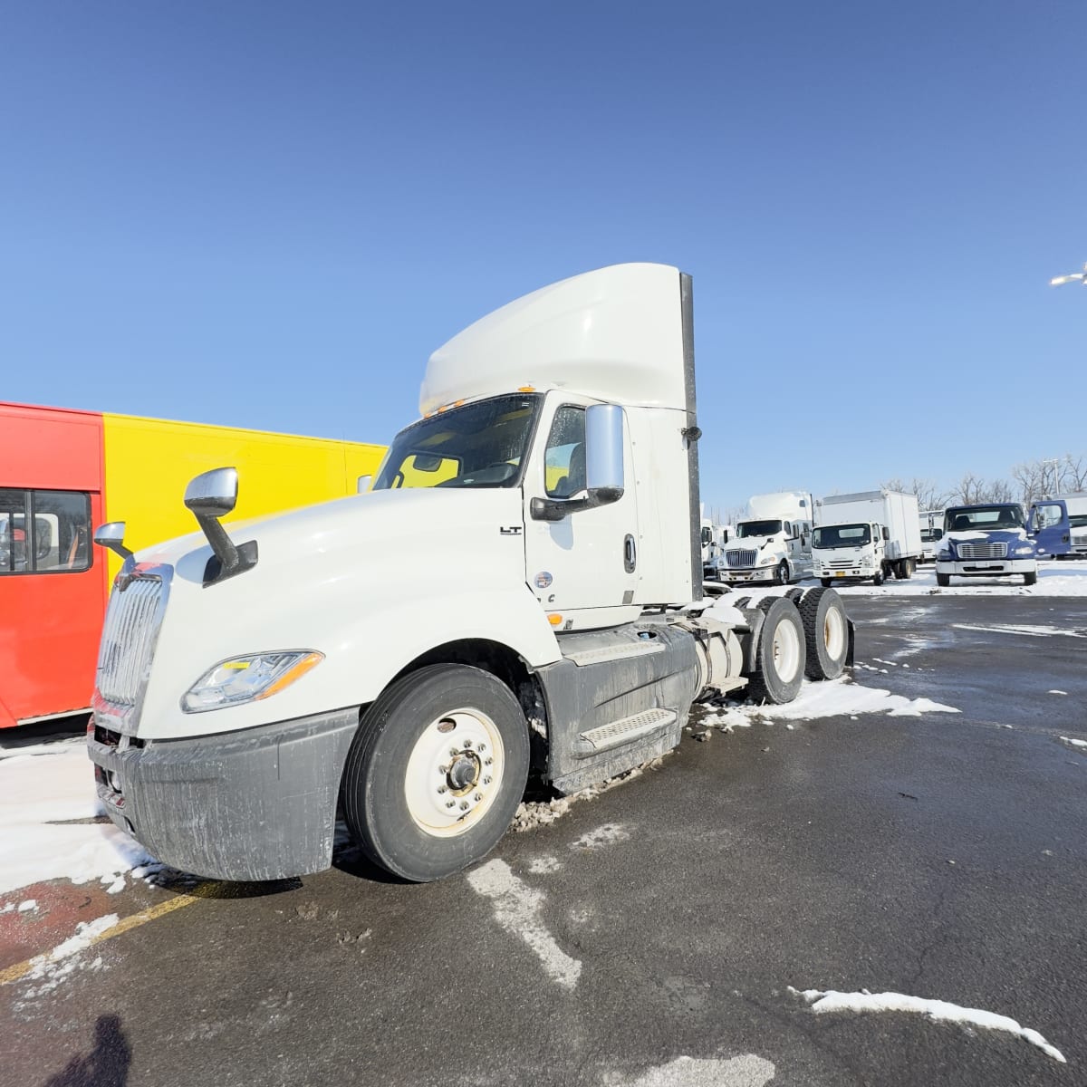 2019 Navistar International LT625 DAYCAB T/A 815015