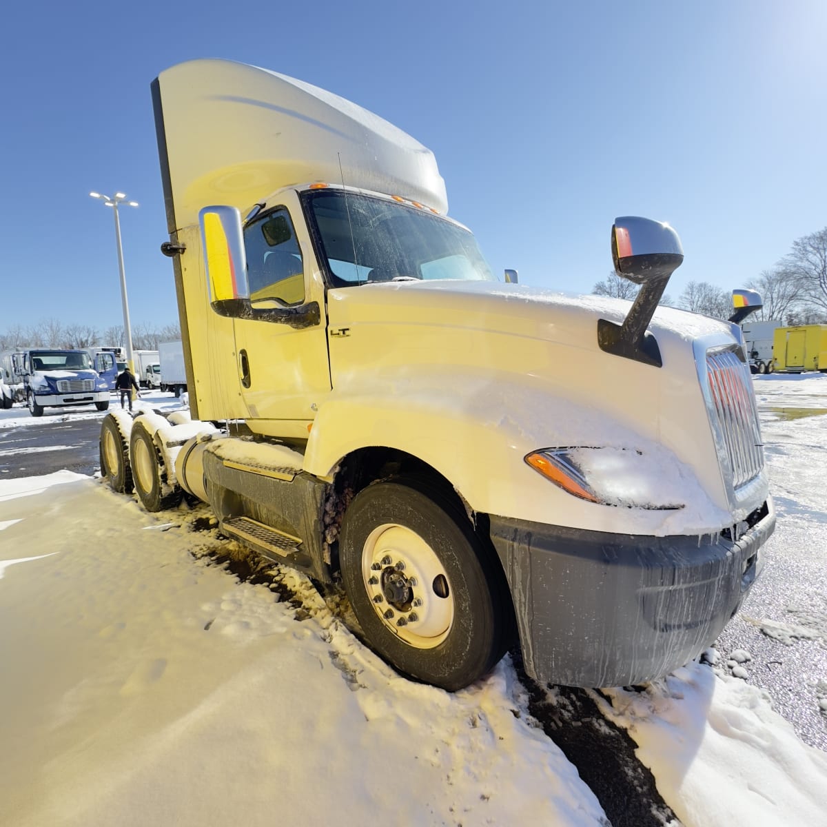 2019 Navistar International LT625 DAYCAB T/A 815015