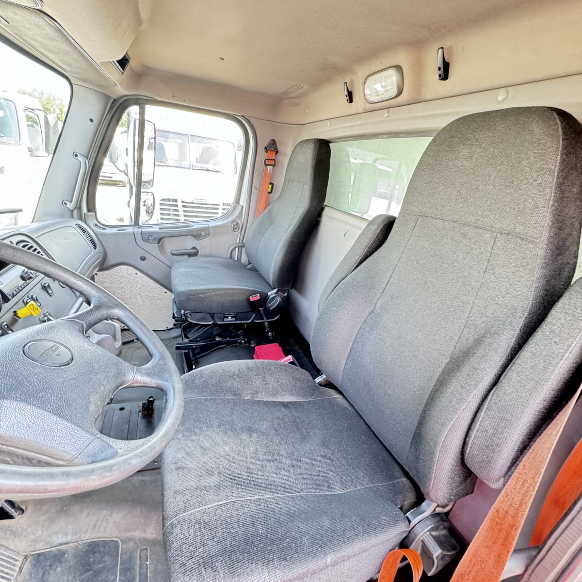 2019 Freightliner/Mercedes M2 106 815127