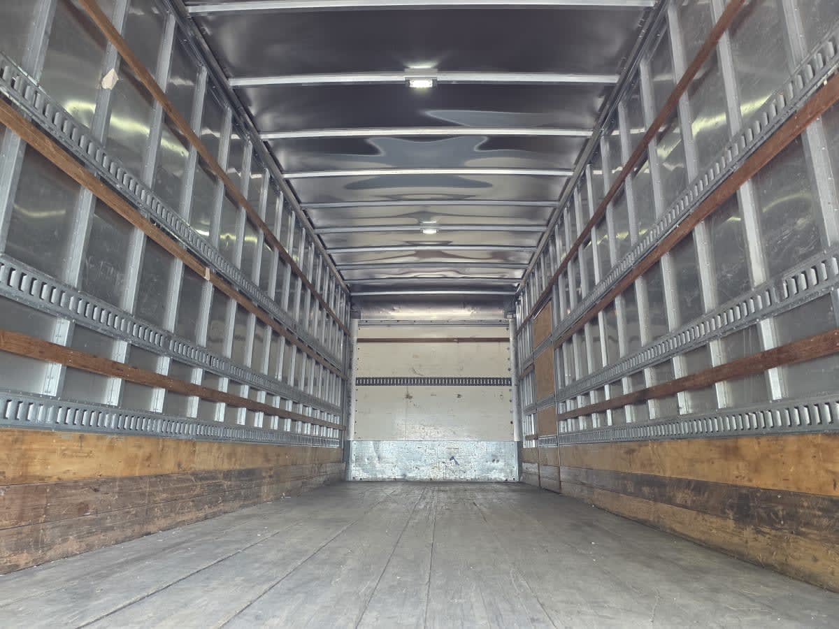 2019 Freightliner M2 106 820211