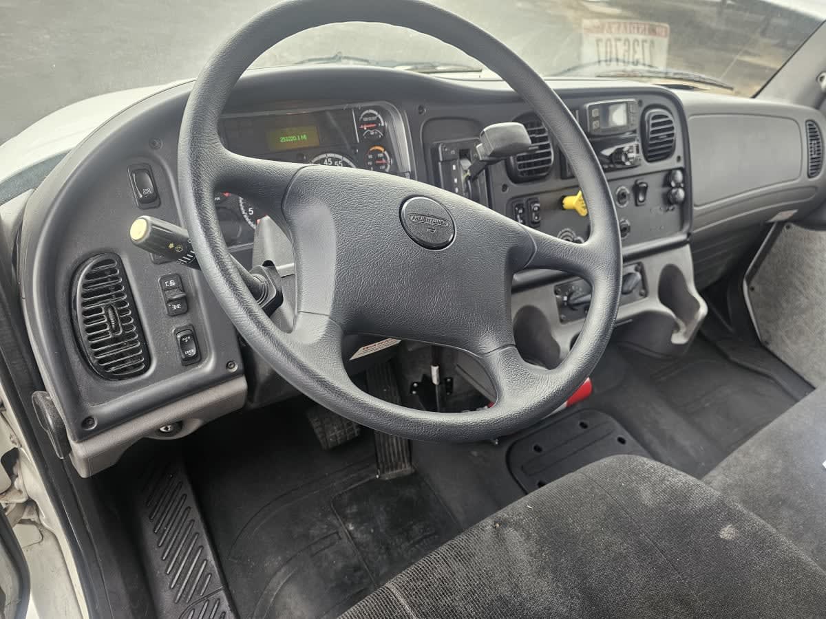 2019 Freightliner M2 106 820663