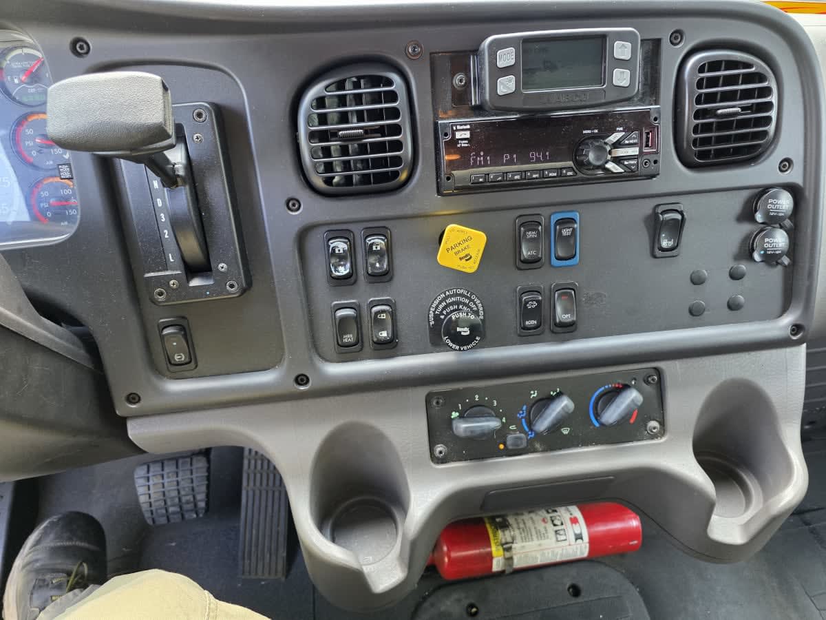 2019 Freightliner M2 106 821045