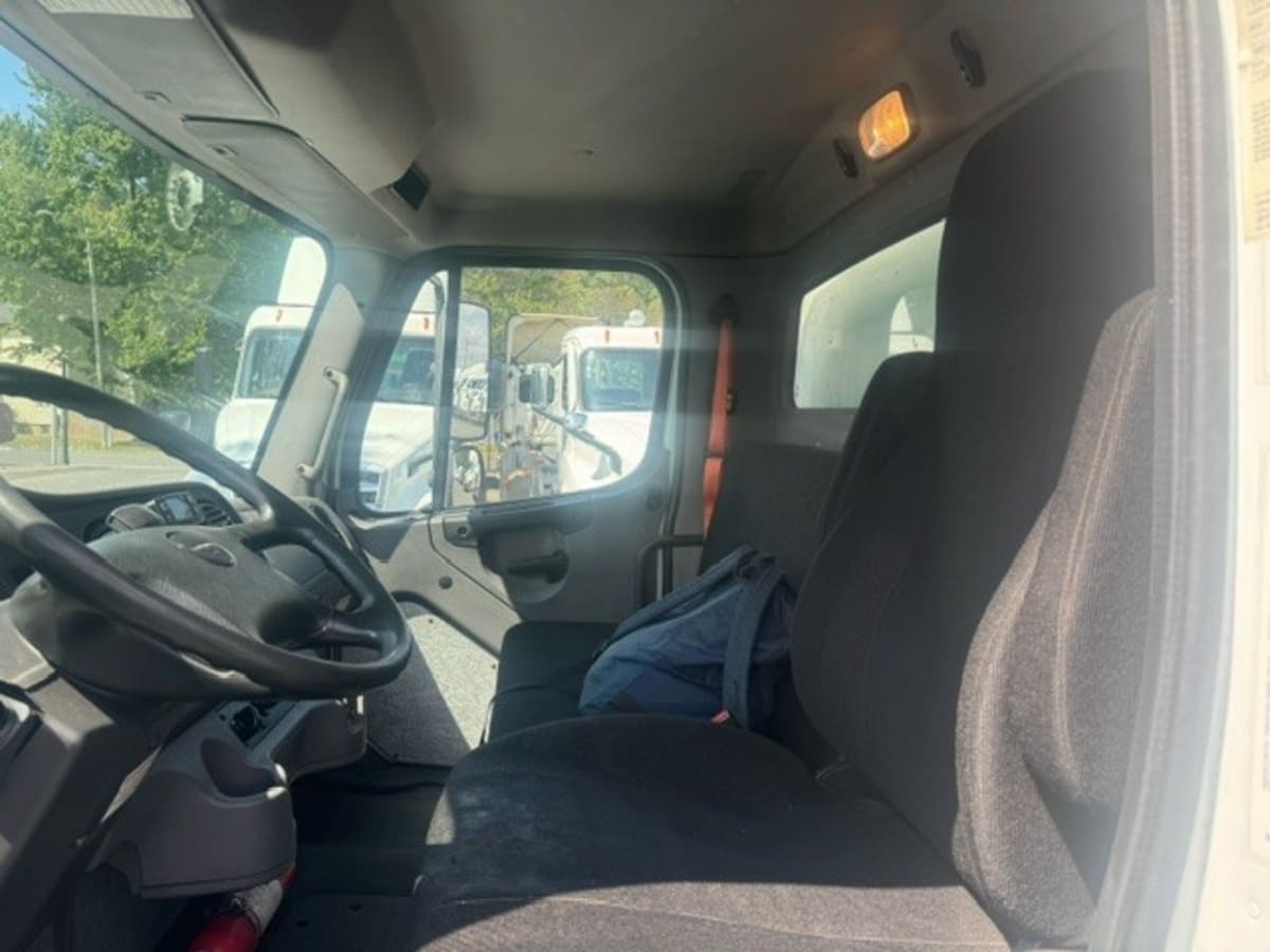 2019 Freightliner M2 106 821210
