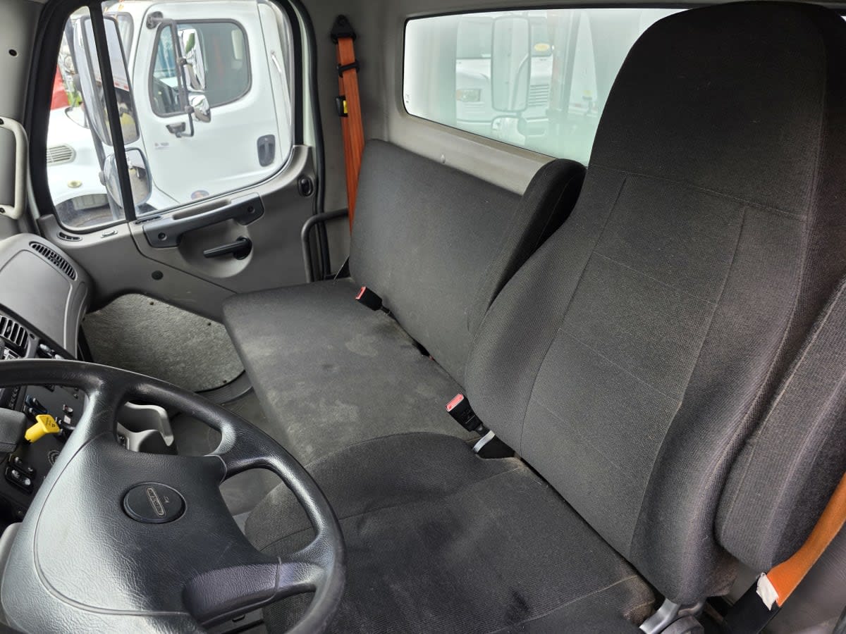 2018 Freightliner M2 106 821827