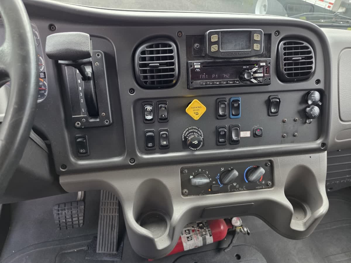 2018 Freightliner M2 106 821827