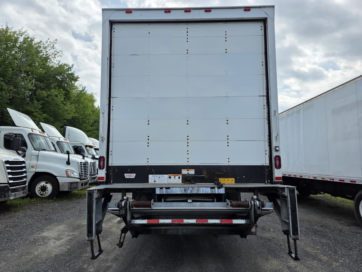2018 Freightliner M2 106 821827