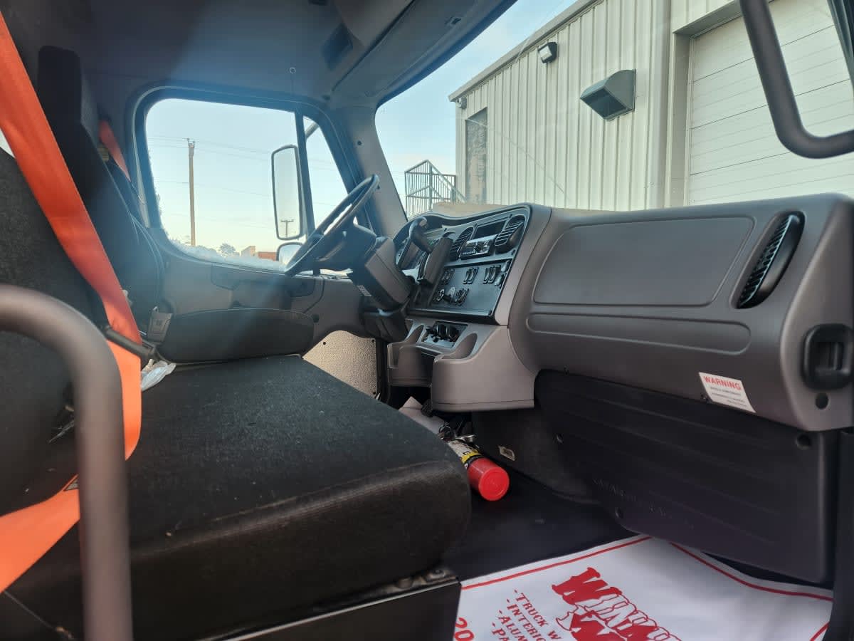 2019 Freightliner/Mercedes M2 106 821915