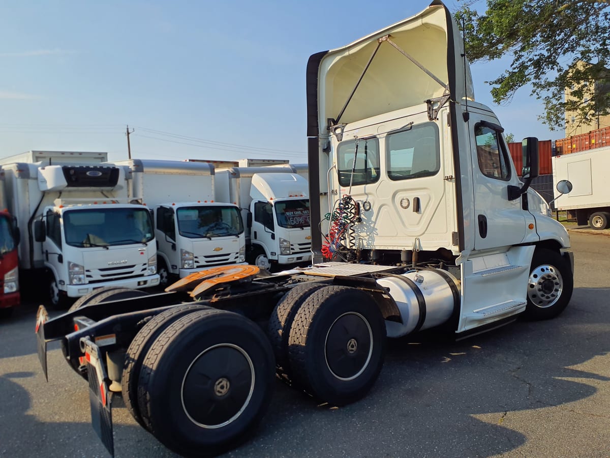 2019 Freightliner/Mercedes CASCADIA 125 823048