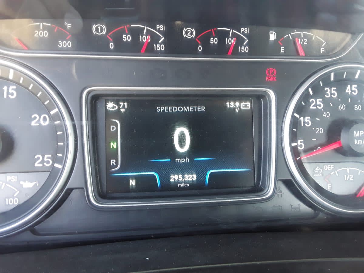 2019 International - image 9